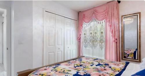 Katil atau katil-katil dalam bilik di Newly Renovated 3BR house near by Disney & Universal