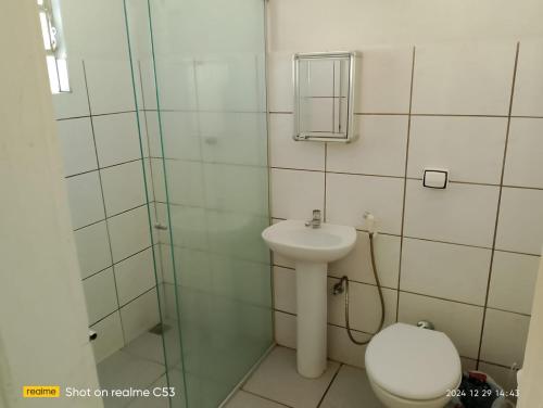 un baño con inodoro y lavabo en Pousada Bela Vista, en São José da Barra