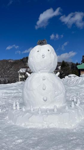 a snowman made out of snow in the snow at miniモンゴルキャンプ場 in Gujo