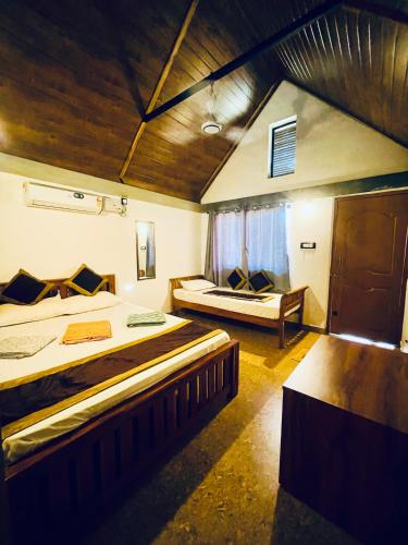 Una cama o camas en una habitación de Taya Beach Front