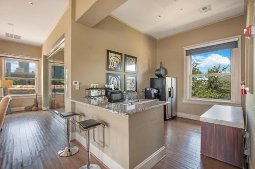 Χώρος καθιστικού στο Cowboy Live, Laugh, & Loft Fort Worth 2 bedroom Loft Downtown
