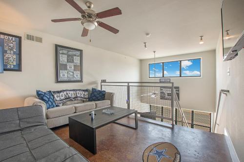 Χώρος καθιστικού στο Cowboy Live, Laugh, & Loft Fort Worth 2 bedroom Loft Downtown