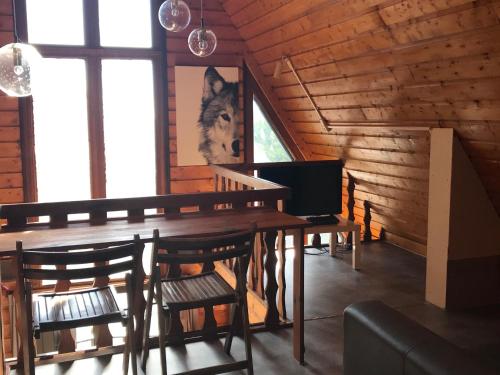 une salle à manger avec une table et des chaises dans une cabine dans l'établissement Grand chalet à Super Besse pour 12 pers, 4 ch, navette proche - FR-1-814-2, à Besse-et-Saint-Anastaise