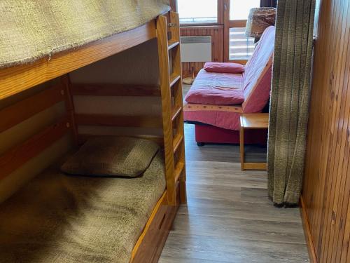 une chambre avec deux lits superposés dans une pièce dans l'établissement Studio au centre station avec balcon et parking gratuit - FR-1-814-12, à Besse-et-Saint-Anastaise