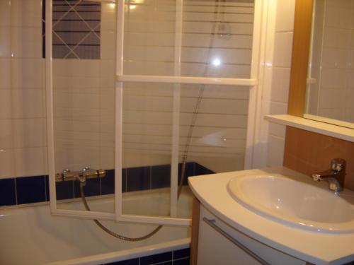 ein Badezimmer mit Dusche, Waschbecken und Badewanne in der Unterkunft Studio chaleureux au centre de Super Besse avec balcon - FR-1-814-9 in Besse-et-Saint-Anastaise