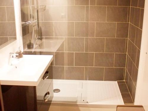 une salle de bain avec une douche, un lavabo et une baignoire dans l'établissement Appartement F3 confortable proche des pistes, idéal familles - FR-1-814-46, à Besse-et-Saint-Anastaise