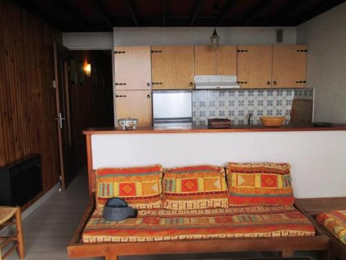 d'un salon avec un canapé et une cuisine. dans l'établissement Appartement coeur de station avec parking privé à Super Besse - FR-1-814-47, à Besse-et-Saint-Anastaise