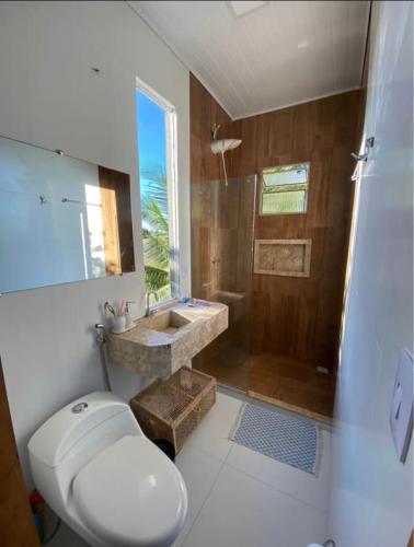 a bathroom with a toilet and a sink and a shower at Dila Beach House - Praia dos Algodões - Maraú in Praia dos Algodões