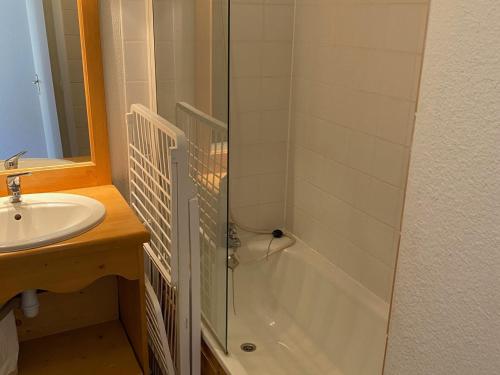 une salle de bain avec douche et lavabo dans l'établissement Appartement avec terrasse et piscine proche nature à Super-Besse - FR-1-814-52, à Besse-et-Saint-Anastaise