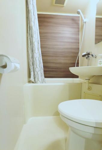 a bathroom with a toilet and a sink and a shower at #201WZNET梅屋敷駅2分横浜羽田空港都心便利商店街1k静かな町 in Tokyo