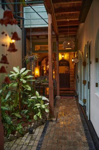 an entrance to a building with a porch with plants at LE JARDIN DU FORT - GALLE in Galle