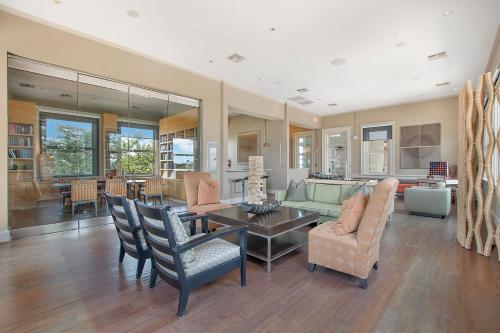 a living room with a table and chairs at Charming 2 bedroom Downtown Ft Worth in Fort Worth
