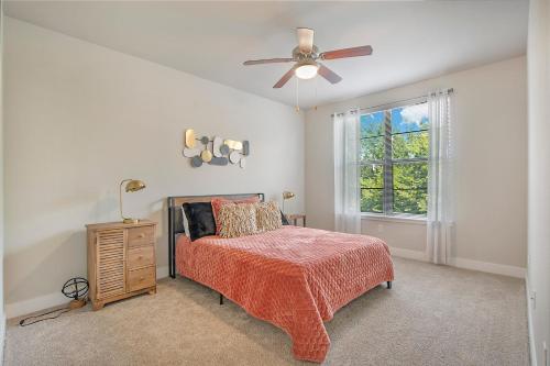 a bedroom with a bed and a ceiling fan at Charming 2 bedroom Downtown Ft Worth in Fort Worth