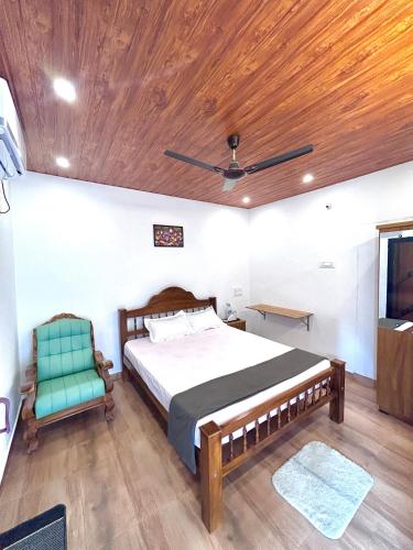 Un dormitorio con una cama y un techo de madera. en Maarga Private Pool Stay, en Varkala