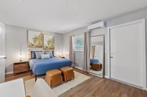 Postel nebo postele na pokoji v ubytování Alberts Abode Prime Brandon location Walkable