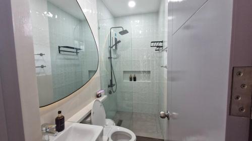 AlfonsoTagaytay White Lily的带淋浴、马桶和水槽的浴室