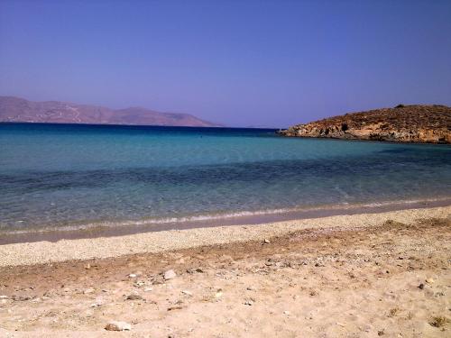 a beach with a large body of water at Villa Bellevue in Nea Stira