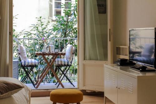a bedroom with a balcony with a table and chairs at Studio Chateau - Vieux Nice in Nice
