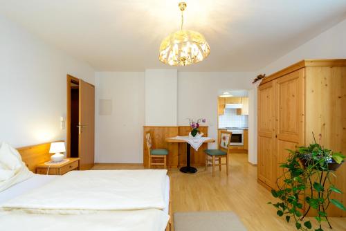 Cama o camas de una habitación en Pension Hiesel-Villa Untersbergblick