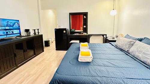 a bedroom with a bed with two towels on it at Seoul Boutique Hotel 서울부티크호텔 首尔精品酒店 in Pattaya Central