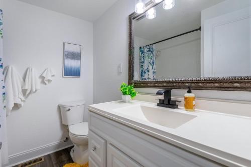 ein weißes Badezimmer mit Waschbecken und Spiegel in der Unterkunft Rina's yellow house in Sammamish