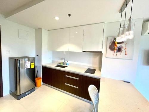 Η κουζίνα ή μικρή κουζίνα στο Tambuli Resort - Fully furnished premium studio