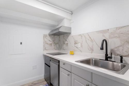 Η κουζίνα ή μικρή κουζίνα στο Pet friendly 1br with huge yard