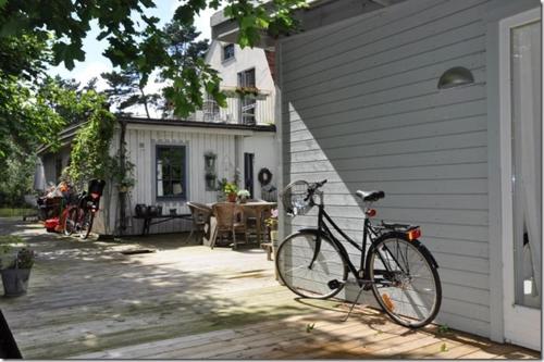 a bicycle parked next to a house at B&B Åvägen in Åhus