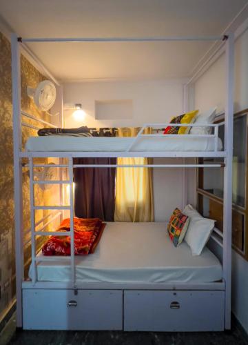 Una cama o camas en una habitación de Multiple Stories, Udaipur