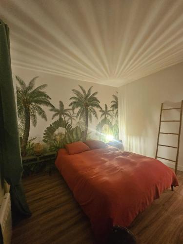 - une chambre avec un lit recouvert de palmiers dans l'établissement Grande maison au calme, à Véretz