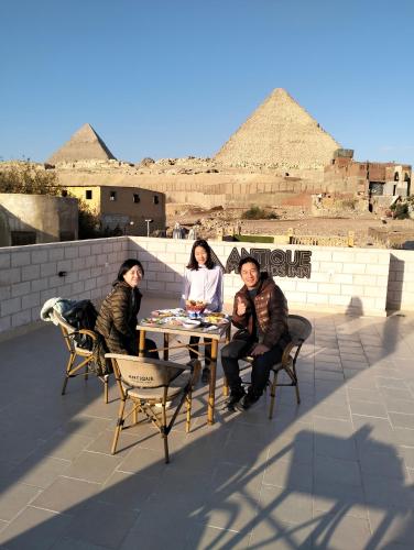 Επισκέπτες που μένουν στο Antique Pyramids Inn