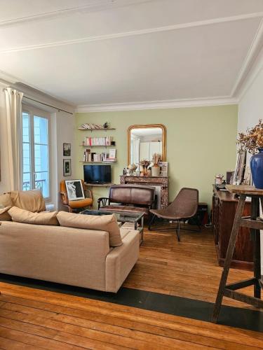 Buttes Chaumont apartement