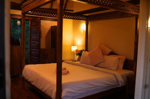 Ein Bett oder Betten in einem Zimmer der Unterkunft Pugmarks Jungle Resort