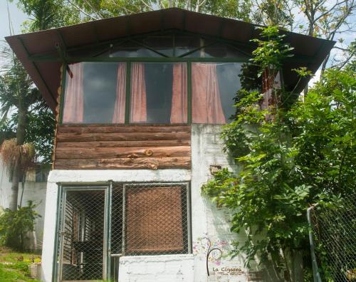 a building with a window and a fence at La Cigarra Casa de Huéspedes in Salento