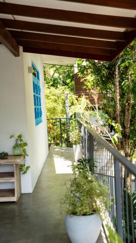 Taman di luar Blissful House Walk to Thalpe Beach & Natural Pool