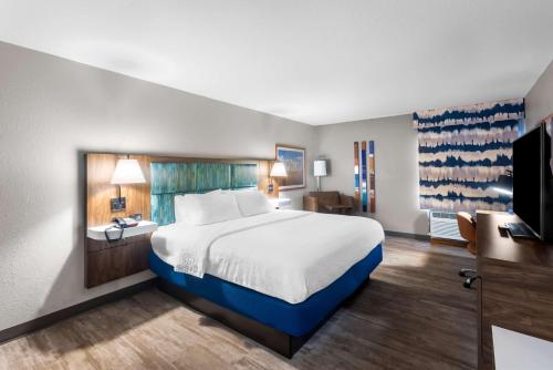 a hotel room with a bed and a television at Hampton Inn Marion in Marion