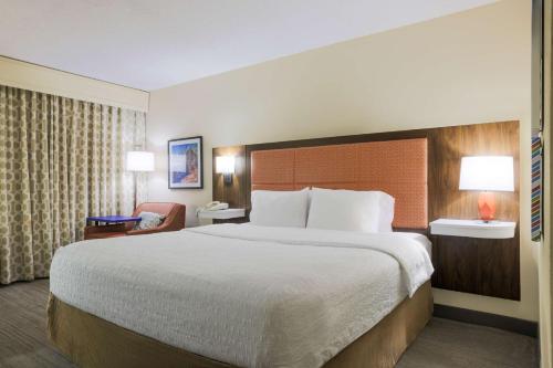 Ένα ή περισσότερα κρεβάτια σε δωμάτιο στο Hampton Inn Raleigh/Garner