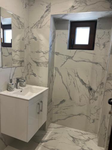 un baño con lavabo y espejo en ВИЛА ЯНА Villa Yana, en Presoka