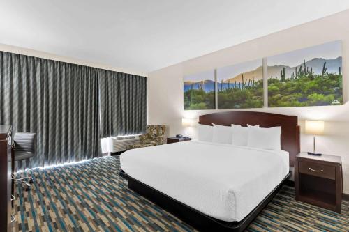 Postel nebo postele na pokoji v ubytování Days Inn & Suites by Wyndham Mesa Near Phoenix