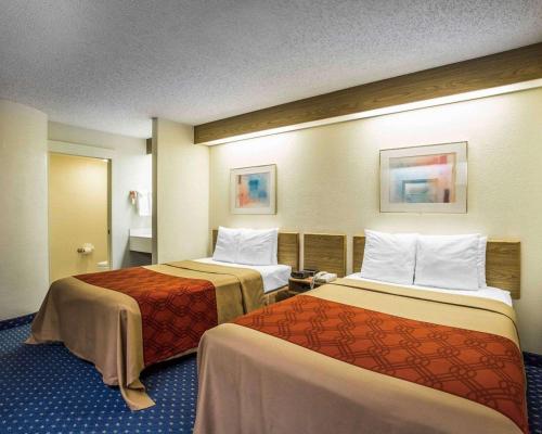 Postel nebo postele na pokoji v ubytování Econo Lodge Denver International Airport