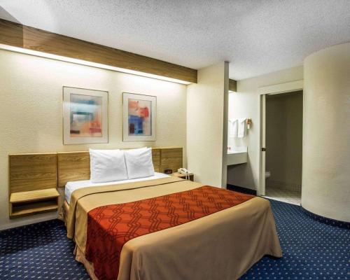Postel nebo postele na pokoji v ubytování Econo Lodge Denver International Airport