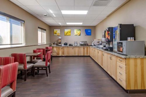 una sala d'attesa in un fast food di Comfort Inn Great Falls South a Great Falls