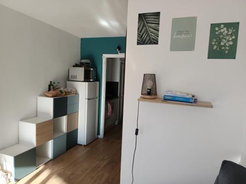 Piccola camera con cucina completa di frigorifero. di Cosy studio 25 m2 orienté sud entièrement rénové a Prénatier