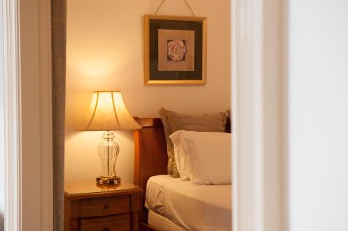 Postel nebo postele na pokoji v ubytování Cobb & Co Court Boutique Hotel