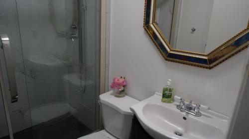 Ένα μπάνιο στο Margie Townhome Suites