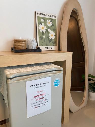 a table with a sign on top of a washing machine at วินเนอร์วิว เกาะล้าน-winnerview Kohlarn seaview in Ko Larn