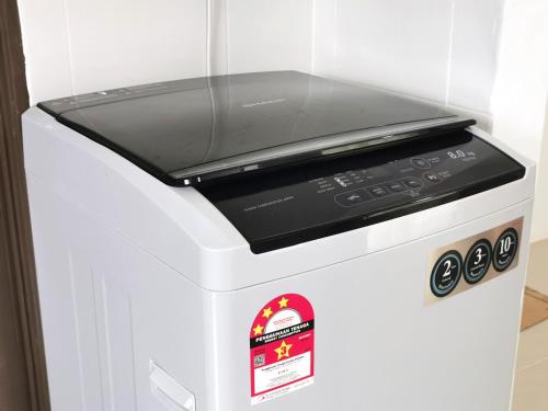 a stove top oven sitting on top of a refrigerator at pen kyu house1 in Kota Samarahan