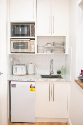 Una cocina o cocineta en The Guesthouse
