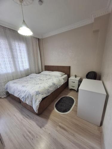 Postel nebo postele na pokoji v ubytování 3Ege Üniversitesine ve Hastane ye çok yakın aile için uygun