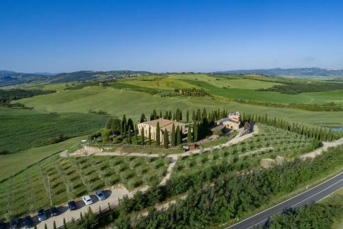 an aerial view of a villa with trees and a road at Agriturismo Bonello in Pienza